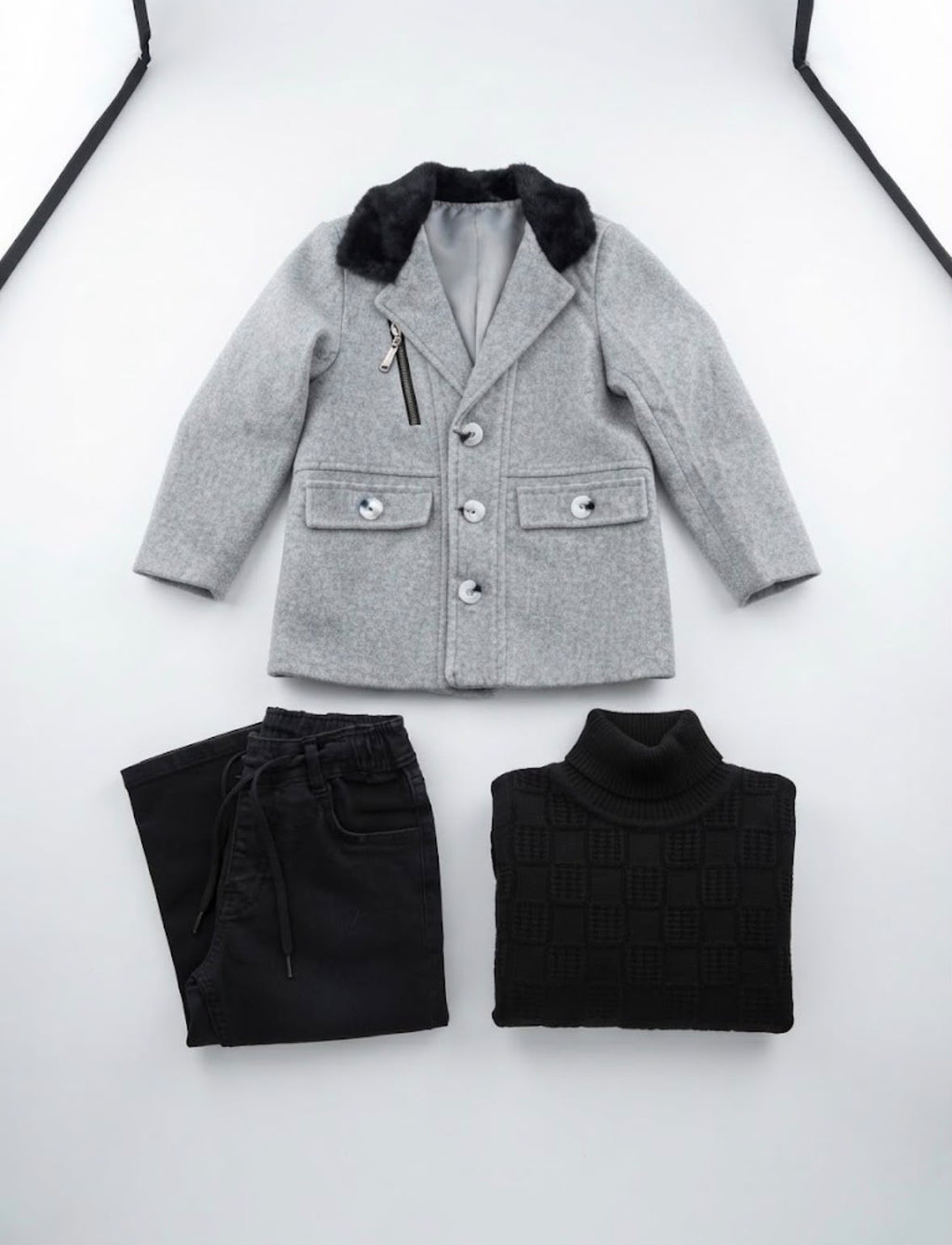 Compleu Elegant pentru Băieți cu Palton Gri, Pulover Negru și Blugi