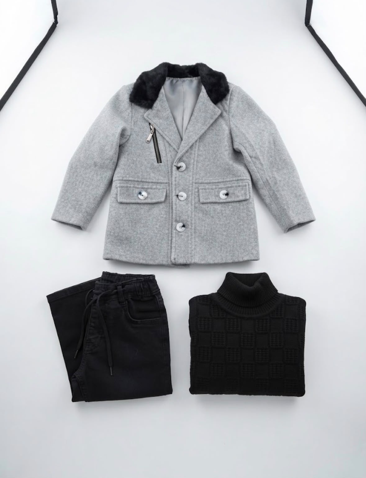 Compleu Elegant pentru Băieți cu Palton Gri, Pulover Negru și Blugi